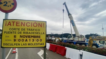 Cartel anunciando un corte total en el puente de Ribadesella