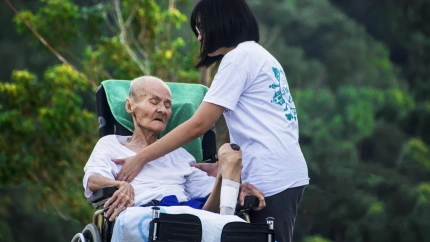 Los cuidados a personas dependientes, especialmente a los mayores, recaen de forma abrumadora en un miembro de la propia familia, que además suele ser una mujer.