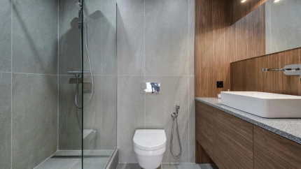 El truco más inesperado para eliminar las manchas de cal del cristal de la ducha