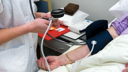 Una enfermera está midiendo la presión arterial de un paciente en un hospital