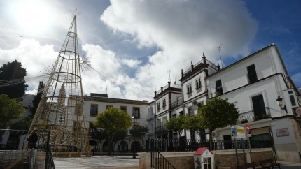El municipio sevillano se convierte en la primera localidad del país en encender su alumbrado navideño