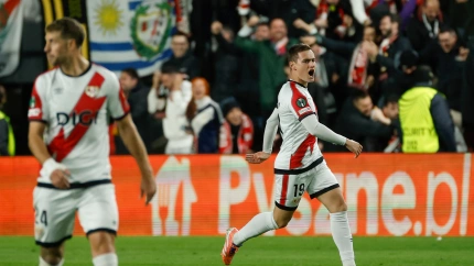 De Frutos celebra en Vallecas el gol del empate a dos frente al Lech Poznan en la Conference League