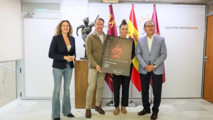 La guitarrista Mercedes Luján muestra el cartel de su concierto junto al alcalde y los concejales de Cultura y Festejos