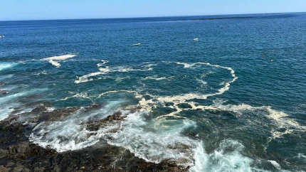 Manchas de contaminación en la costa de Telde