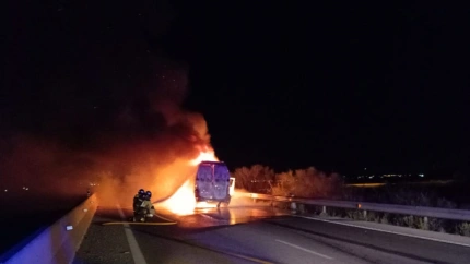 Furgoneta incendiada tras chocar contra varias vacas en la autovía Lorca-Águilas