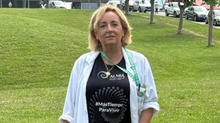 Julia Viejo, voluntaria de AECC, a las puertas del HUCA