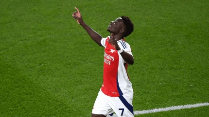 Saka celebrando un gol