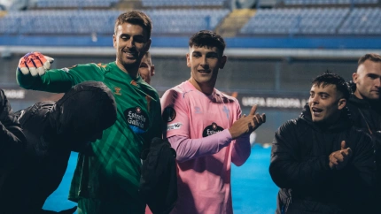 Iván Villar y Yoel Lago celebran la victoria ante el Dinamo con la afición desplazada