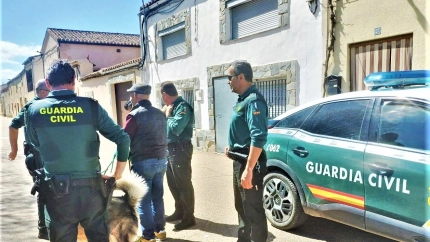 La Guardia Civil de Zamora, durante un servicio en un pueblo