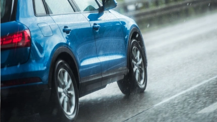 Coche circulando con lluvia, atención a los neumáticos