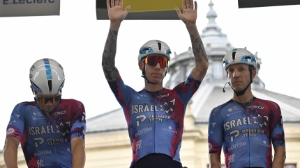 Varios ciclistas del equipo Israel antes de una etapa del Tour de Francia