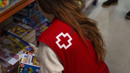 Una voluntaria de Cruz Roja organizando juguetes