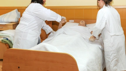 Estudiantes de enfermería de formación profesional cuidan a un maniquí en una habitación de hospital en Zamora