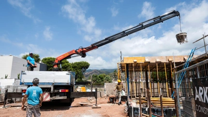 Bombeo de hormigón en una obra de construcción de una villa en Benicàssim, Castellón