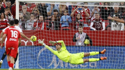 Vargas marca de penalti, en el Sevilla - Osasuna