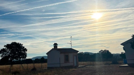 Una de las imágenes con las que Alfonso Pérez Muñoz denuncia las estelas en los cielos.