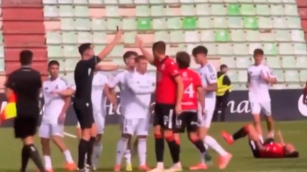 Tarjeta roja a David Jiménez tras una brutal entrada sobre un jugador del Mérida.