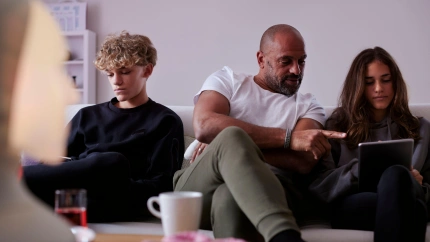 Un padre usando la IA con sus hijos