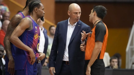 El entrenador del Barça, Joan Peñarroya, durante el partido disputado en el pabellón Fontajau de Girona.