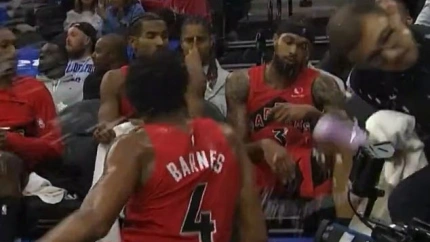 El jugador de los Raptors lanza la botella contra el suelo y provoca el desastre.