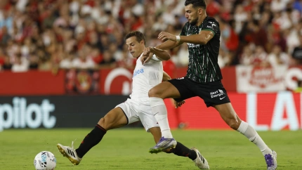 SEVILLA, 12/09/2025.- El defensa del Sevilla César Azpilicueta (i) pelea un balón ante el delantero del Elche Rafa Mir este viernes, durante el partido de la jornada 3 de LaLiga EA Sports, que disputan Sevilla FC y Elche CF, en el estadio Ramón Sánchez-Pizjuán de la capital andaluza. EFE/ Julio Muñoz