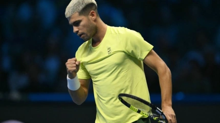 Carlos Alcaraz comienza con victoria en Turín