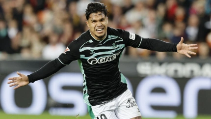Cucho Hernández celebra el gol del Betis al Valencia