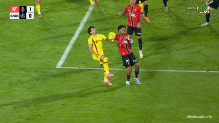 Imagen del posible penalti por manos de Mojica en el Mallorca-Getafe