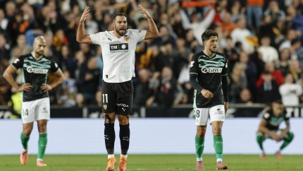 Luis Rioja celebra el gol del Valencia al Betis