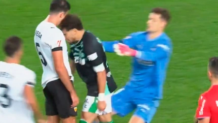 Imagen del cabezazo de Abde sobre Tárrega en el Betis-Valencia