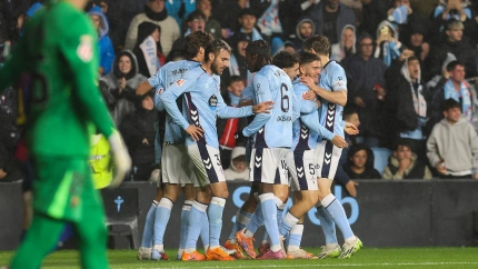 Carreira celebra con sus compañeros el empate del Celta en Balaídos frente al Barcelona