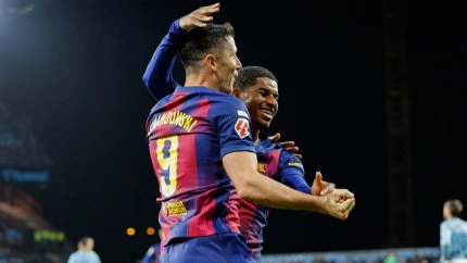 Abrazo entre Lewandowski y Rashford tras marcar el polaco el segundo gol de la noche para el Barcelona frente al Celta