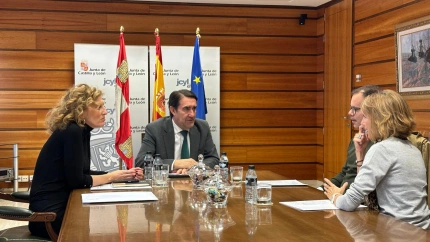 El consejero de Medio Ambiente, Juan Carlos Suárez Quiñones, y la directora general de la Vivienda, María Pardo, se reúnen con vecinos afectados de 'Arroyovereda', urbanización con una alta ocupación ilegal de viviendas