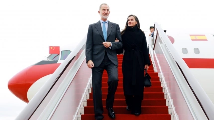 Los Reyes Felipe VI y Letizia tras aterrizar en el Aeropuerto Internacional de Chengdu