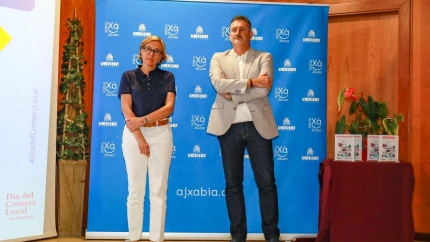 La alcaldesa de Xàbia, Rosa Cardona, y el edil de Comercio, Juanlu Cardona, durante la última gala del comercio en Xàbia