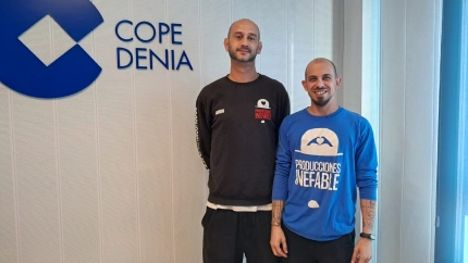 Amín Sáez i Iván Aledo, d’Inefable Producciones, durant l’entrevista a COPE Dénia Marina Alta, on han parlat del seu treball amb els joves i del Premi Tardor 2025