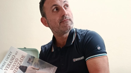 Foto  de Jordi Cicely con su nuevo libro