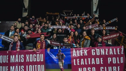 La afición del Pontevedra en Salamanca homenajea a Álex González