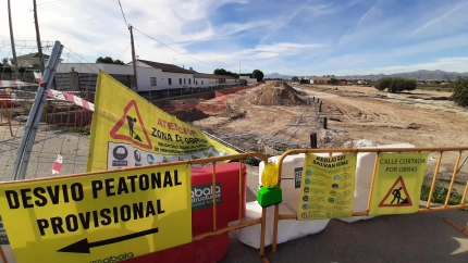 Vallas de obra en la pedanía de Campillo, donde se ejecutan las obras del colector sur