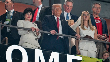 Donald Trump, en el palco del Northwest Stadium en el partido de la NFL entre Washington Commanders y Detroit Lions
