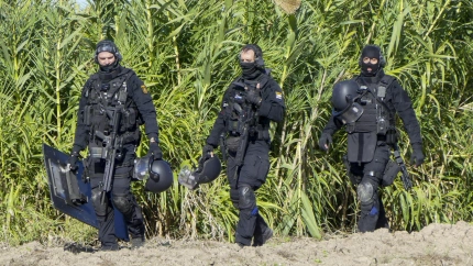 Agentes de policía desplegados frente a la nave en la que se encuentra atrincherado en Isla Mayor (Sevilla)