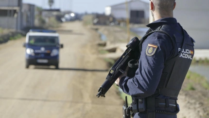 Agentes de policía desplegados frente a la nave en la que se encuentra atrincherado en Isla Mayor (Sevilla)