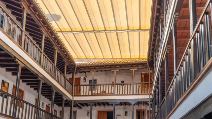 Imagen de recurso de una antigua corrala convertida en hotel, en Granada