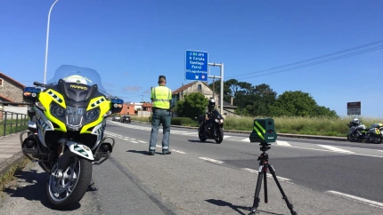 Foto de archivo de agentes de la Guardia Civil de Tráfico en un control de velocidad