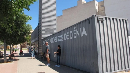 La estación provisional de autobuses de Dénia, en funcionamiento desde 2018, sigue a la espera de una ubicación definitiva