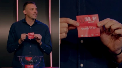 Michu, director deportivo del Burgos CF, saca la bola del Burgos CF en el sorteo de Copa del Rey