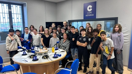 Estudiantes del IES Alfonso II, en los estudios de COPE Oviedo