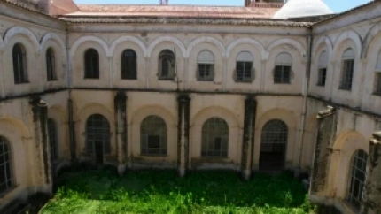 Patio del Antiguo Convento de San Pedro de Alcántara, donde ahora se ha ubicado la Escuela