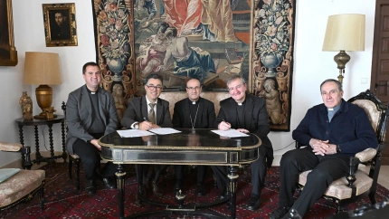 10/11/2025 Jesús Fernández (centro) y Joaquín Alberto Nieva (2º dcha.), en la firma del convenio con Pluriel.POLITICA ANDALUCÍA ESPAÑA EUROPA CÓRDOBA SOCIEDADCABILDO CATEDRAL DE CÓRDOBA
