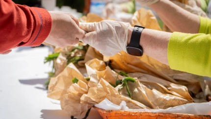 Hombre pagando en efectivo sus compras en el mercado del festival del ajo asado en Arnedo, La Rioja